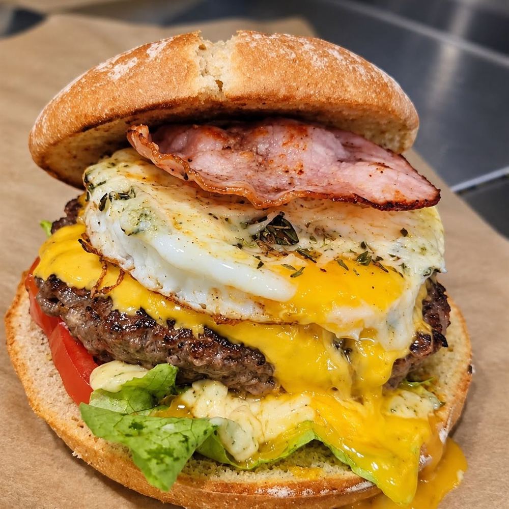 Burger avec œuf, bacon et cheddar fondant