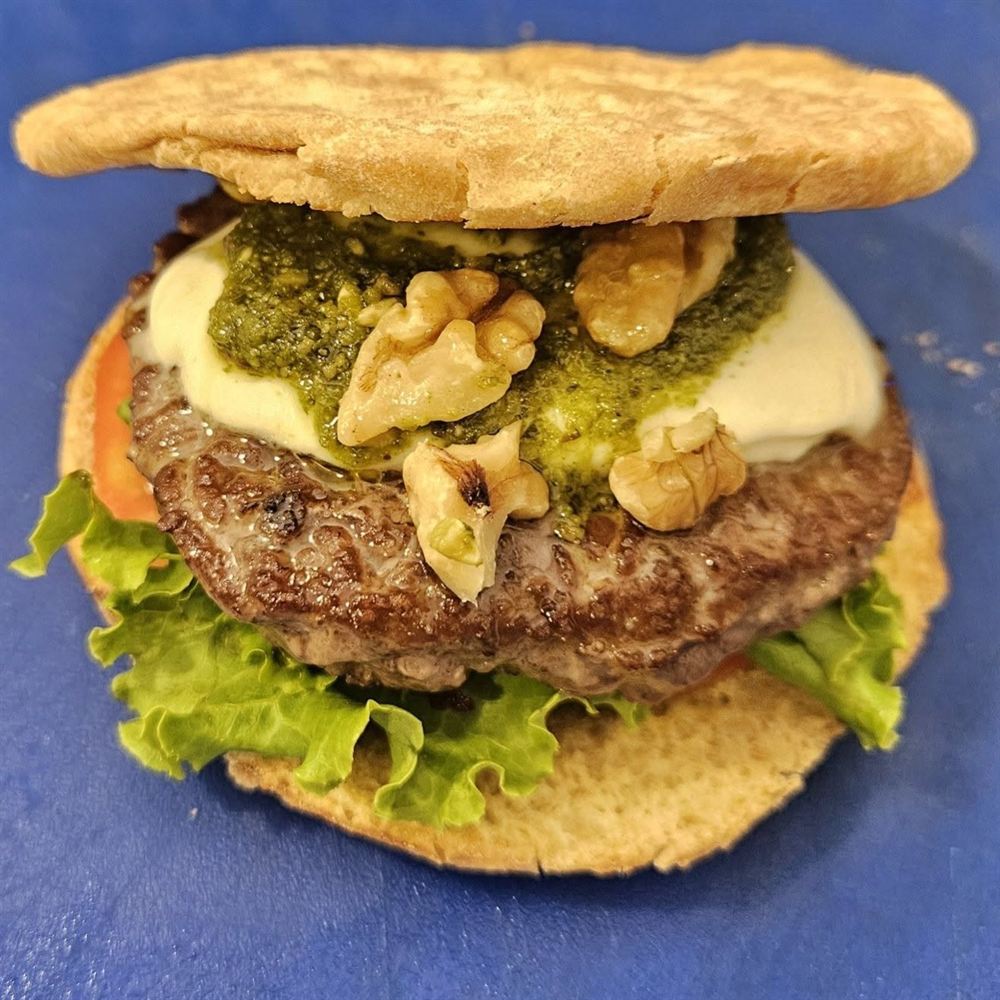 Burger du mois avec pesto maison et noix croustillantes
