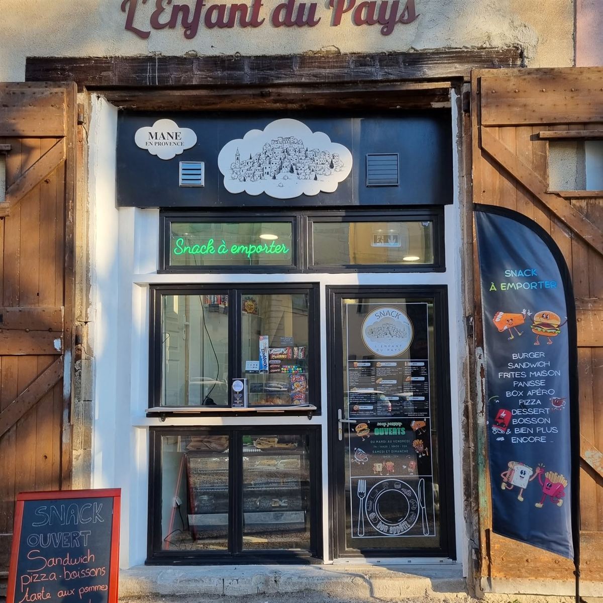 Devanture du snack à Mane avec l'enseigne lumineuse « Snack à emporter »
